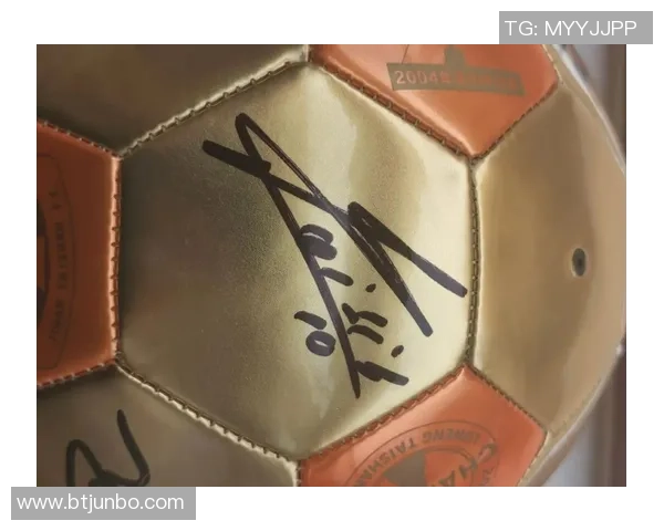 足球球星亲笔签名卡片高清图片展示绝佳收藏价值